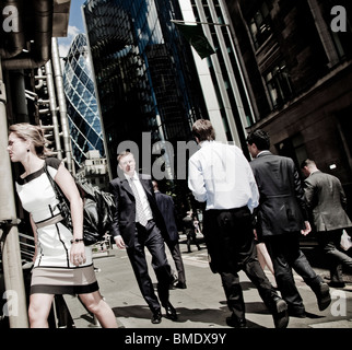 Unternehmerinnen und Unternehmer zu Fuß hinunter Lime Street im Finanzzentrum von London Stockfoto