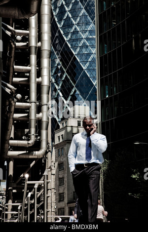 Geschäftsmann hinunter Lime Street im Finanzzentrum von London Stockfoto