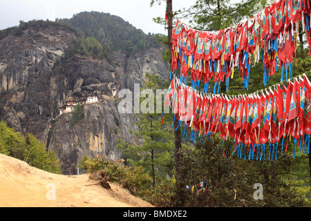 Gebetsfahnen auf dem Weg zum Taktsang Dzong (Tiger Nest Kloster), Paro Bhutan Stockfoto