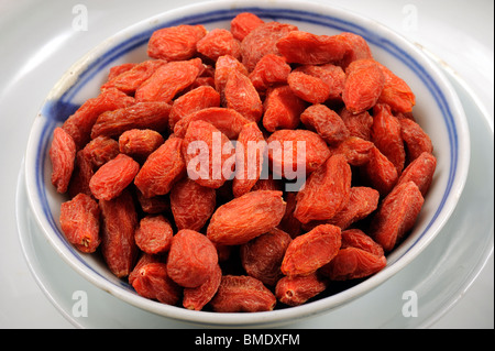 Getrocknete Goji-Beeren in Schale Stockfoto