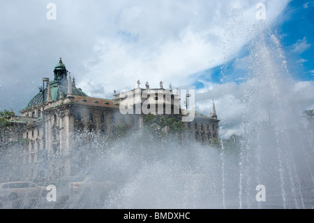 Karlsplatz (Stachus) Brunnen mit den Justizpalast, München Stockfoto