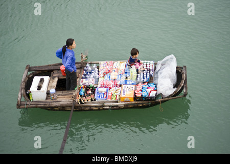 Mutter und Kind, Verkauf von Essen und Trinken von Rudern Boot in der Halong Bucht, Vietnam Stockfoto