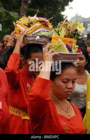 Gläubigen im Tempel, Galungan Festival, große Bali Zeremonie, Pura Sabakabian, Bebetin, in der Nähe von Lovina, Nord Bali, Indonesien Stockfoto