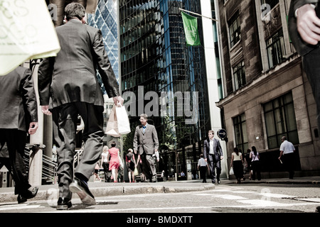 Geschäftsleute, die hinunter Lime Street im Finanzzentrum von London Stockfoto