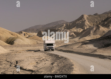 RV Camper am 20 Mule Team Canyon, Death Valley Nationalpark, Kalifornien, USA Stockfoto