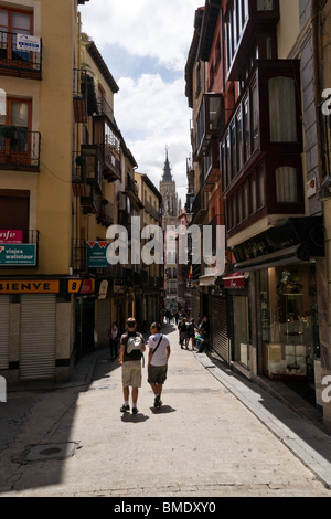 Blick auf Toledo Kathedrale aus einer engen Straße Stockfoto