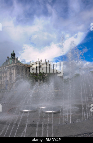 Karlsplatz (Stachus) Brunnen mit der Palast der Justiz, München, Deutschland. Stockfoto