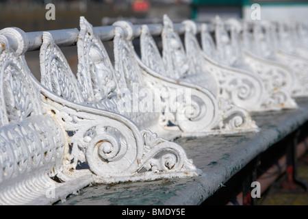 Gusseisen Bänke auf einem alten viktorianischen Pier im Vereinigten Königreich Stockfoto