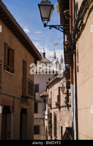 Häuser von Toledo mit Turm von Monasterio de San Juan de Los Reyes im Hintergrund Stockfoto