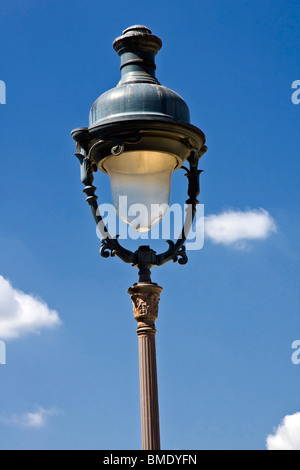 Paris-Straßenlaterne isoliert auf blauen Himmel Stockfoto