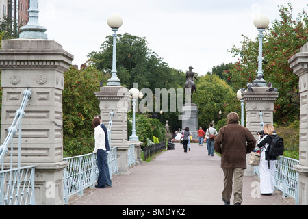 Die berühmte Hängebrücke in Boston Public Garden. Im Jahr 1867 errichtete ist es kleinste öffentliche Hängebrücke der Welt Stockfoto