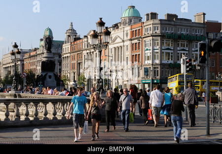 Dublin Irland Fußgänger auf O' Connell Bridge mit dem Hintergrund der O' Connell Street im Stadtzentrum Stockfoto