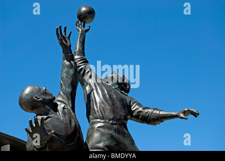 Detail von Gerald Laings Bronzeskulptur Darstellung einer Rugby-Lineout außerhalb Twickenham Stadium, Twickenham, Middlesex, England Stockfoto