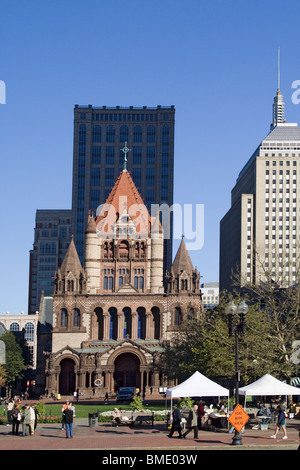 Marktstände am Copley Square in Boston, mit Trinity Church im Hintergrund. Stockfoto