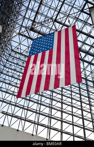 Amerikanische Flagge im Pavillon des John F. Kennedy Presidential Library and Museum (der Kennedy Library) in Boston Stockfoto