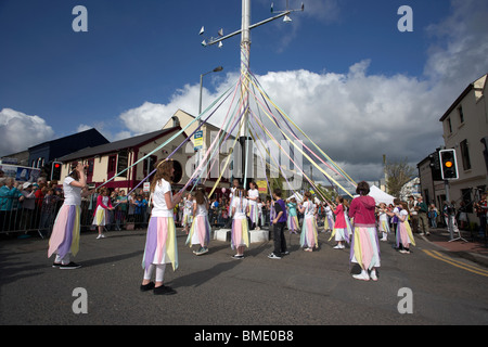 Kinder tanzen um den Maibaum Holywood am Maifeiertag in Holywood Grafschaft unten Nordirland Vereinigtes Königreich Stockfoto