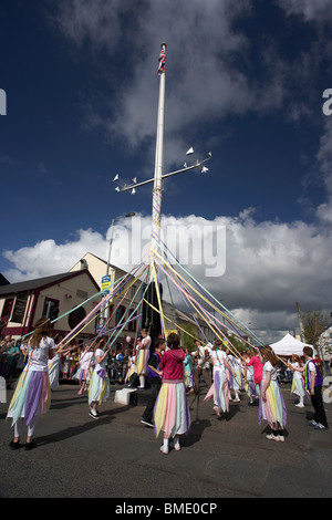 Kinder tanzen um den Maibaum Holywood am Maifeiertag in Holywood Grafschaft unten Nordirland Vereinigtes Königreich Stockfoto