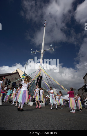 Kinder tanzen um den Maibaum Holywood am Maifeiertag in Holywood Grafschaft unten Nordirland Vereinigtes Königreich Stockfoto