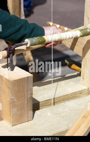 traditionelle Holz drehen im Rahmen einer Demonstration der mittelalterlichen Kunst und Kunsthandwerk bei Mayday Festival Holywood, county down Stockfoto