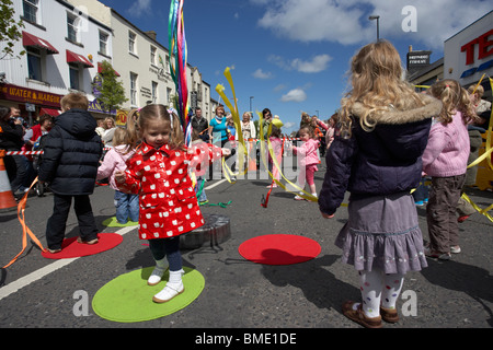 Kinder tanzen um ein Mini-Maibaum am Maifeiertag in Holywood Grafschaft unten Nordirland Vereinigtes Königreich Stockfoto