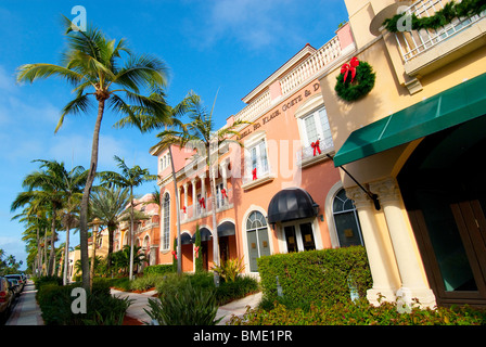 Bunte Gebäude mit Weihnachtsschmuck entlang der 5th Avenue South in Naples, Florida, USA Stockfoto