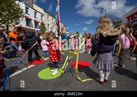 Kinder tanzen um ein Mini-Maibaum am Maifeiertag in Holywood Grafschaft unten Nordirland Vereinigtes Königreich Stockfoto