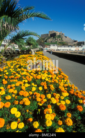 Mont Hochmuts Burg Gorey Bucht mit bunten Blumenbeeten und promenade Gorey Jersey Kanalinseln Europa Stockfoto