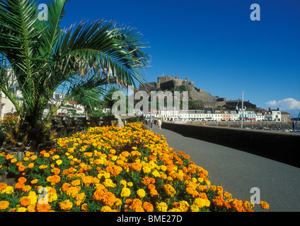 Mont Hochmuts Burg Gorey Bucht mit bunten Blumenbeeten und promenade Gorey Jersey Kanalinseln Europa Stockfoto