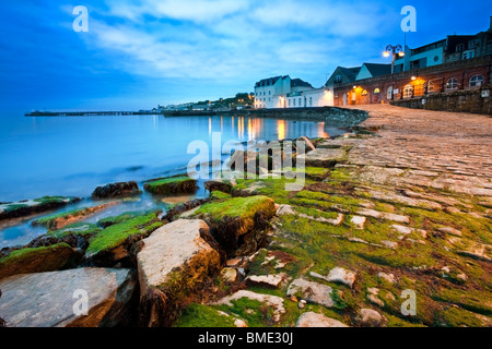 Swanage Strandpromenade und Seebrücke in der Morgendämmerung, Dorset, Großbritannien Stockfoto