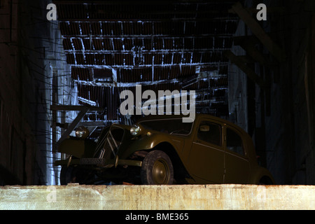 Citroen Oldtimer an der Nazi-Rakete Bunkeranlagen und V1 und V2 Rakete Launchpad bei Eperlecques in Nordfrankreich Stockfoto