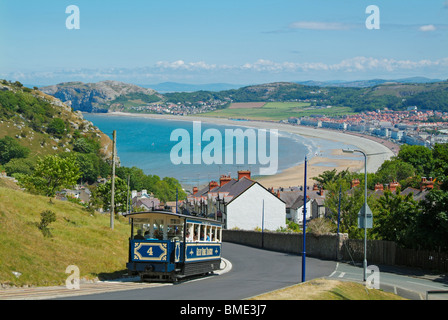 Blaue Wagen einer Straßenbahn auf The Great Orme Straßenbahn mit Blick auf Bucht Llandudno North Wales Großbritannien GB EU Europa Stockfoto