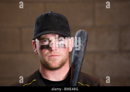 Baseball-Spieler mit Fledermaus auf seiner Schulter. Stockfoto