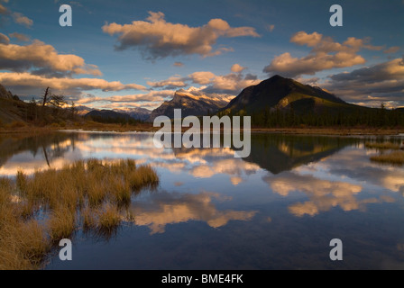 Mount Rundle spiegelt sich in Vermillion Seen in der Nähe von Banff Township bei Sonnenuntergang Banff Nationalpark Alberta Kanada Stockfoto