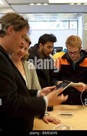 Menschen, die mit dem iPad - Apple Store - Regents Street - London Stockfoto