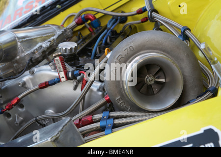 Turbolader im Motorraum eines stark modifizierte Rennwagen montiert Stockfoto