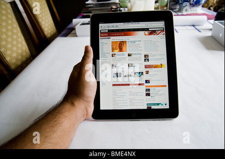 BBC News online auf Apple iPad, TouchscreenTablet Computer, Book-Reader, Digital Ebook, Modern, Logo, Marke, Luxus Stockfoto