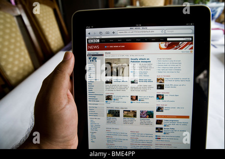 BBC News online auf Apple iPad, TouchscreenTablet Computer, Book-Reader, Digital Ebook, Modern, Logo, Marke, Luxus Stockfoto