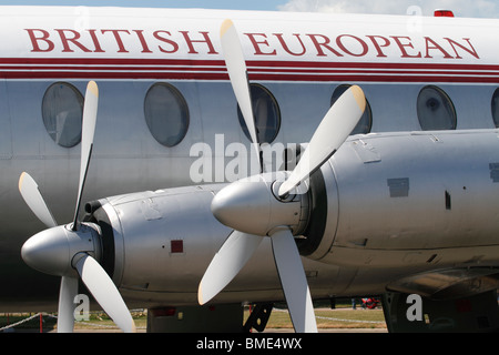 Vickers Viscount 701 Duxford Aero Museum - Teil des Imperial War Museum. Der Vicomte war ein britischer Mittelstrecken-Turboprop-Verkehrsflugzeug Erstflug im Jahre 1948 von Vickers-Armstrong, der erste solche Flugzeuge in Dienst der Welt. Es war eines der erfolgreichsten der ersten Generation nach dem zweiten Weltkrieg Transporte, mit 445 gebaut. Stockfoto