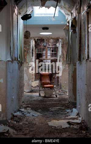 Verlassenes Krankenhaus Stuhl in einer verlassenen psychiatrischen Anstalt Stockfoto