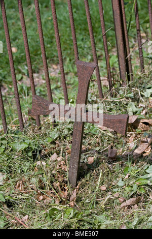 Ein Denkmal aus Gusseisen Kreuz in einem Kirchhof in Stanford Dingley, Berkshire, UK Stockfoto