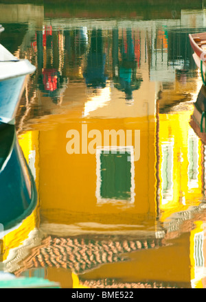 Burano, Italien, bunte Kanal Reflexionen von Fischerbooten und Reihenhäuser in der Nähe von Venedig Stockfoto