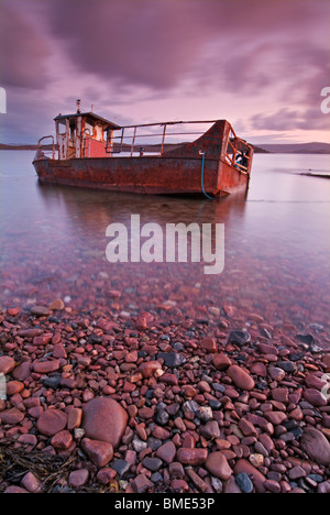 Sonnenuntergang Wrecked Fischerboot in Loch Ewe Aultbea Wester Ross Noth West Schottland UK GB EU Schottland Stockfoto