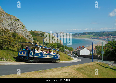 Blaue Wagen einer Straßenbahn auf The Great Orme Straßenbahn mit Blick auf Bucht Llandudno North Wales Großbritannien GB EU Europa Stockfoto