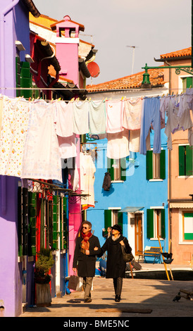 Touristen, die die bunten Straßen von Burano, Italien in der Nähe von Venedig Stockfoto