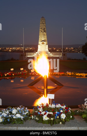 Kränze & Flamme der Erinnerung mit Kings Park Kriegerdenkmal im Hintergrund, Perth. Western Australia, Australia Stockfoto