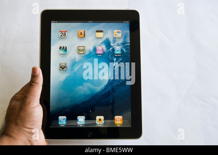 Mann hält Apple iPad, TouchscreenTablet Computer, Book-Reader, Digital Ebook, Modern, Marken, Luxus, Bildschirmschoner, Desktop- Stockfoto