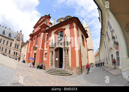 Fish Eye auf St. George's Basilika auf der Prager Burg, Prag, Tschechien, Ost Europa Stockfoto