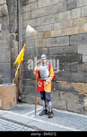 Junger Mann in bunten Kostümen der antiken Krieger, Prag-Tschechische Republik-Ost-Europa Stockfoto