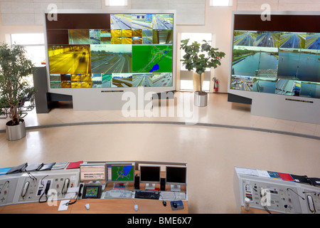 Autobahn, überwacht die Autobahn Traffic Management System cctv Überwachung Kontrolle Zimmer Vidiwall. Wijde Blik Velsen RTCC Niederlande Stockfoto