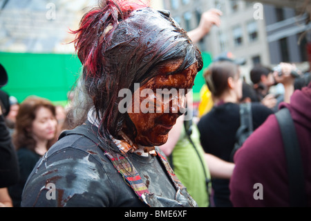 Aktivistin schüttet sich in "Öl" in Soho, New York, auf Protest BP verheerende Ölpest.  28. Mai 2010. Stockfoto
